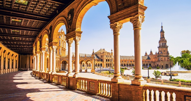 Bella Plaza de España, monumentos
