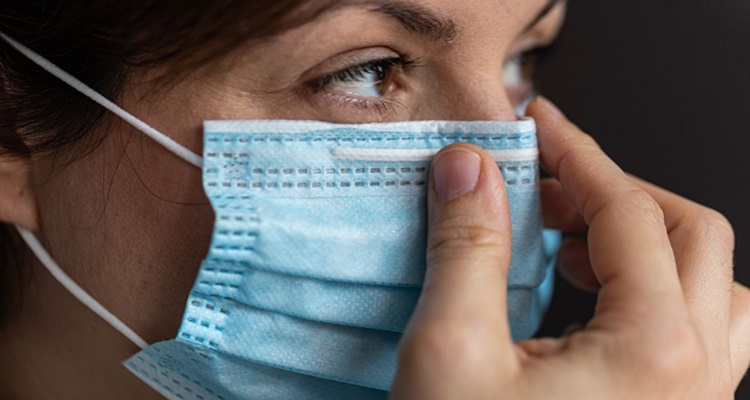 ¿Se pueden llevar dos mascarillas a la vez?