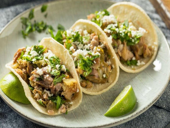 Guacamole con pollo: así puedes preparar estos tacos en casa