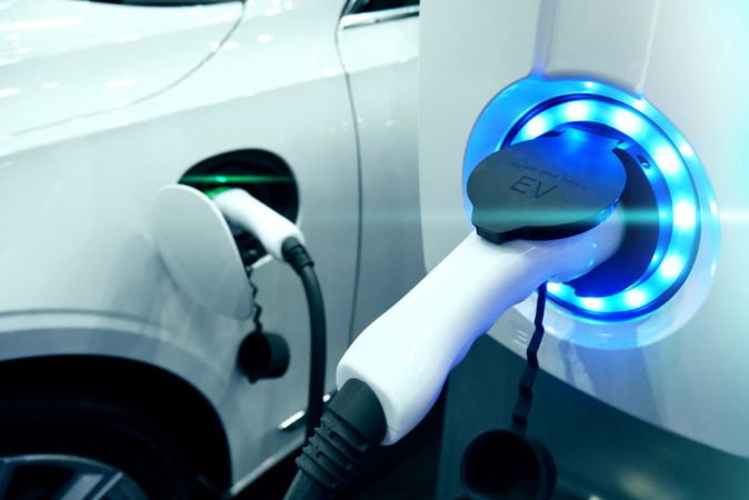 Los cargadores eléctricos están ya fabricados, pero la desidia de los trámites alarga su instalación 18 meses