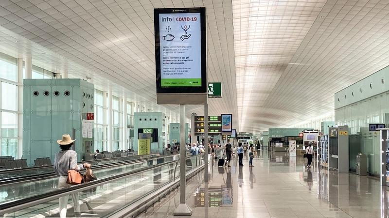 Telefónica instala 500 desfibriladores en aeropuertos de Aena