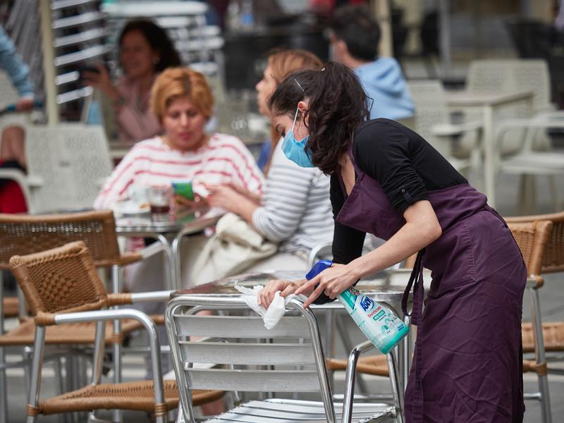 El coste laboral sufre su mayor caída en 20 años por los ERTE