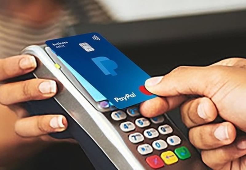 PayPal y Mastercard lanzan en España una tarjeta de débito para empresas que remunera las compras