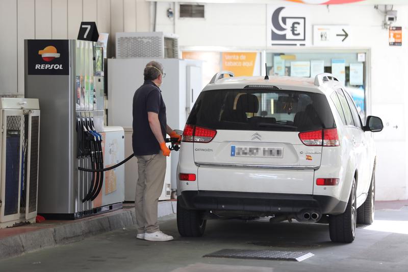 El consumo de combustibles de automoción frena su recuperación en agosto