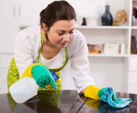 Limpia superficies y electrodomésticos con detergente de lavavajillas 
