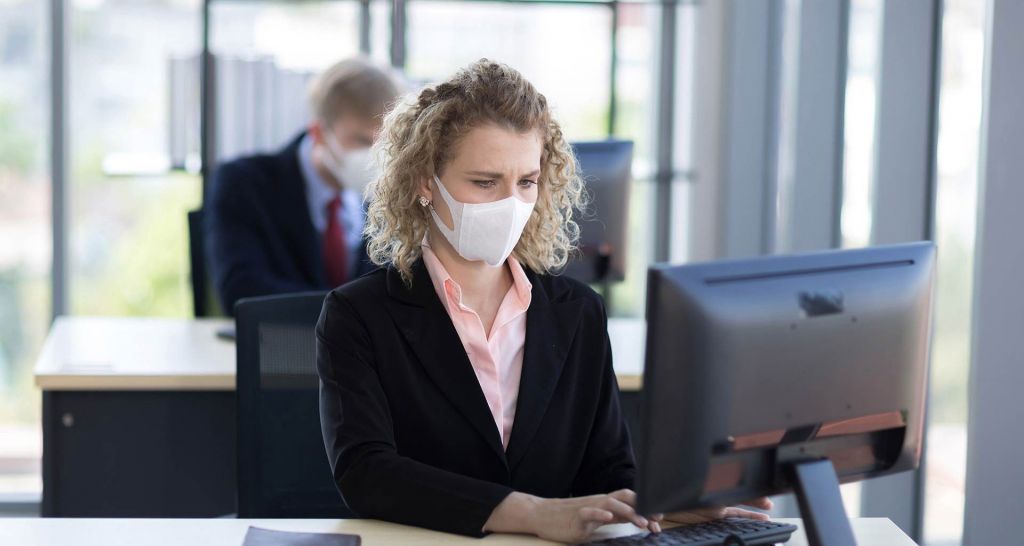 Qué hacer si un compañero de trabajo da positivo en Covid-19