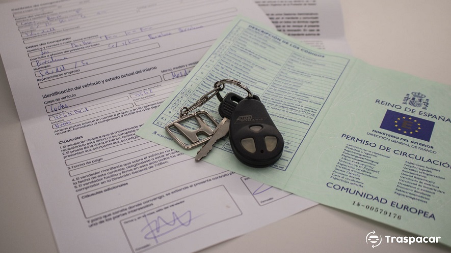 DGT: si no llevas estos documentos en el coche puedes tener un problema (y de los gordos)