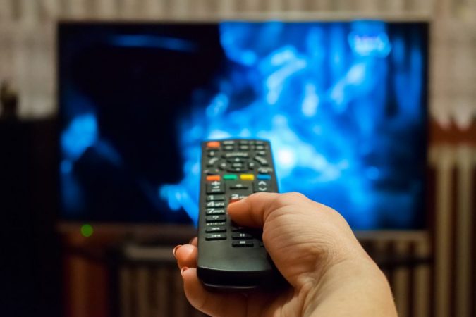Escenario 0: ¿Por qué ha revolucionado HBO esta serie española? 1 Merca2.es mando de television Merca2.es