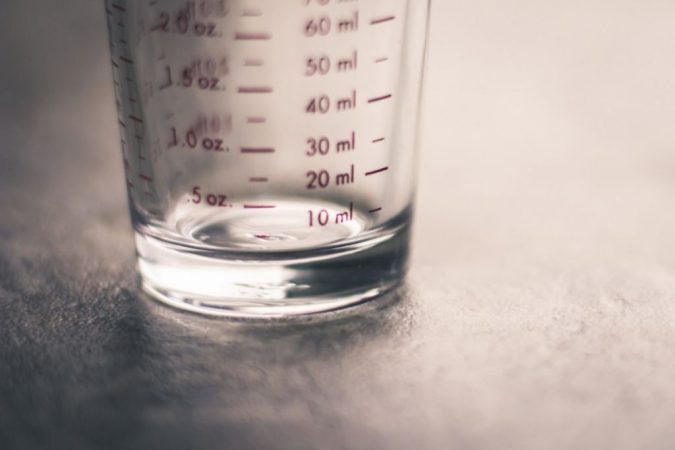 Esto es lo que le pasa a tu cuerpo si tomas un gramo de alcohol al día 1 Merca2.es vaso medida, alcohol