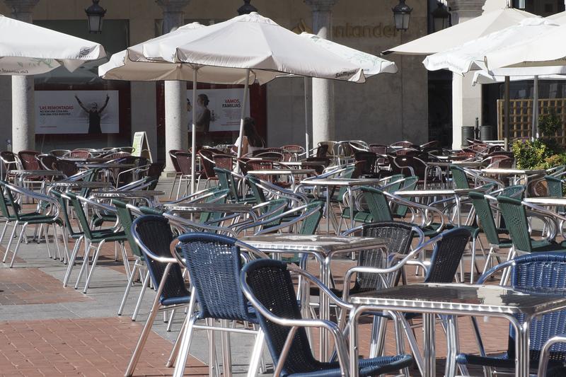El hundimiento del sector servicios empuja a España a una «doble caída»