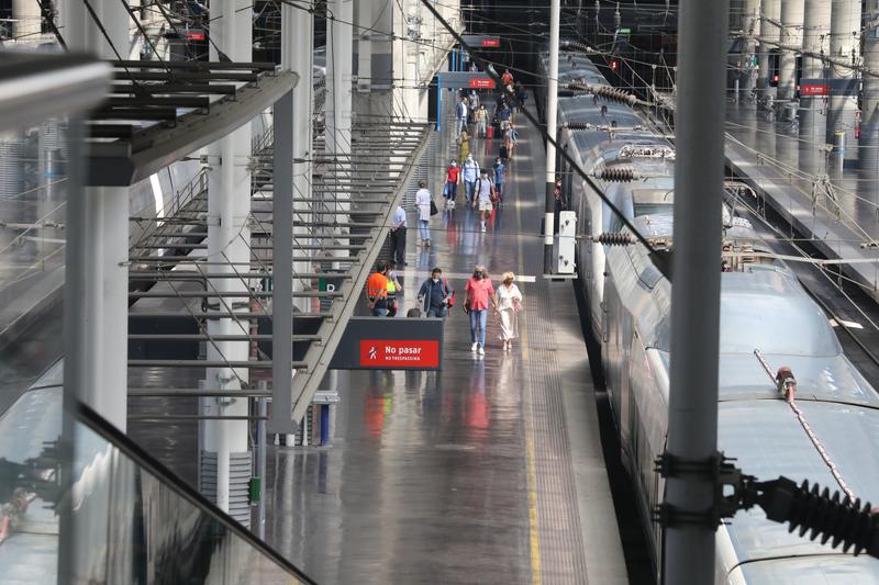 El número de viajeros en Chamartín y Puerta de Atocha cae un 80%