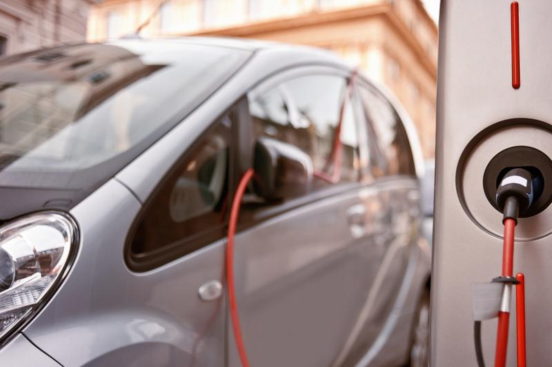 Sánchez anuncia que España contará con 250.000 vehículos eléctricos en 2023