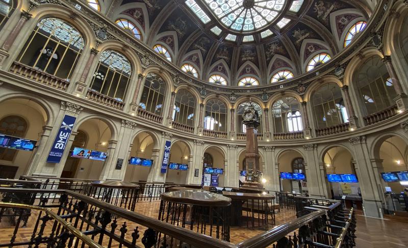 El Ibex 35 cierra con una caída del 0,38%, pero retiene los 6.900 puntos