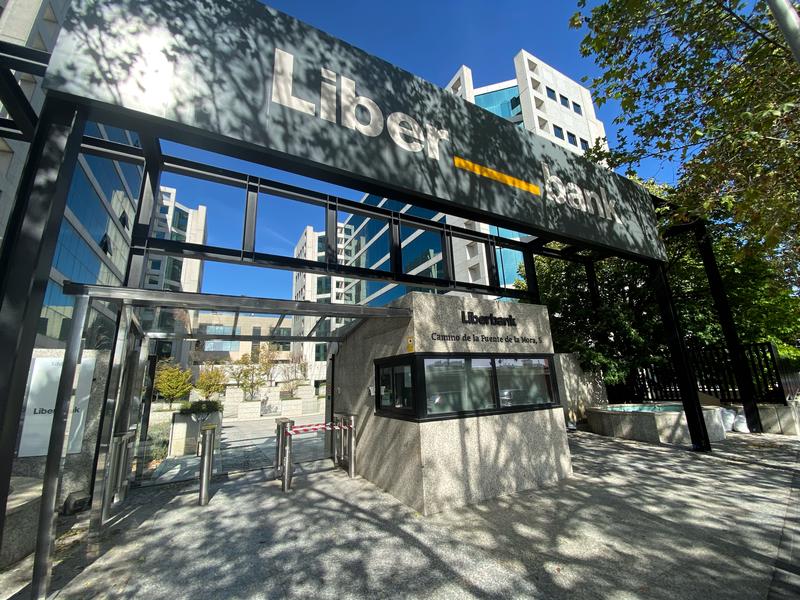 Los consejos de Unicaja y Liberbank formalizan las conversaciones para su fusión