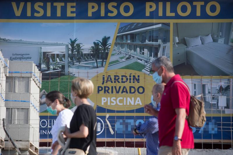 La compraventa de viviendas cae por sexto mes consecutivo, retrocediendo un 12% en agosto