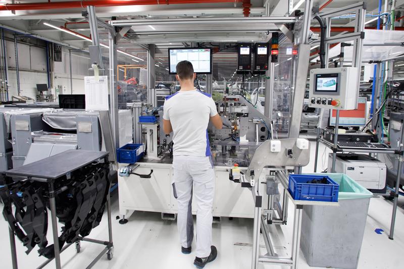 Volkswagen Navarra configura 148 puestos para personas que no pueden trabajar en la línea de producción