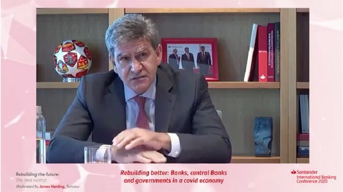 José Antonio Alvarez, consejero delegado del Banco Santander, inauguró la primera sesión de la Conferencia Internacional de Banca, desde su despacho, por videostreaming.