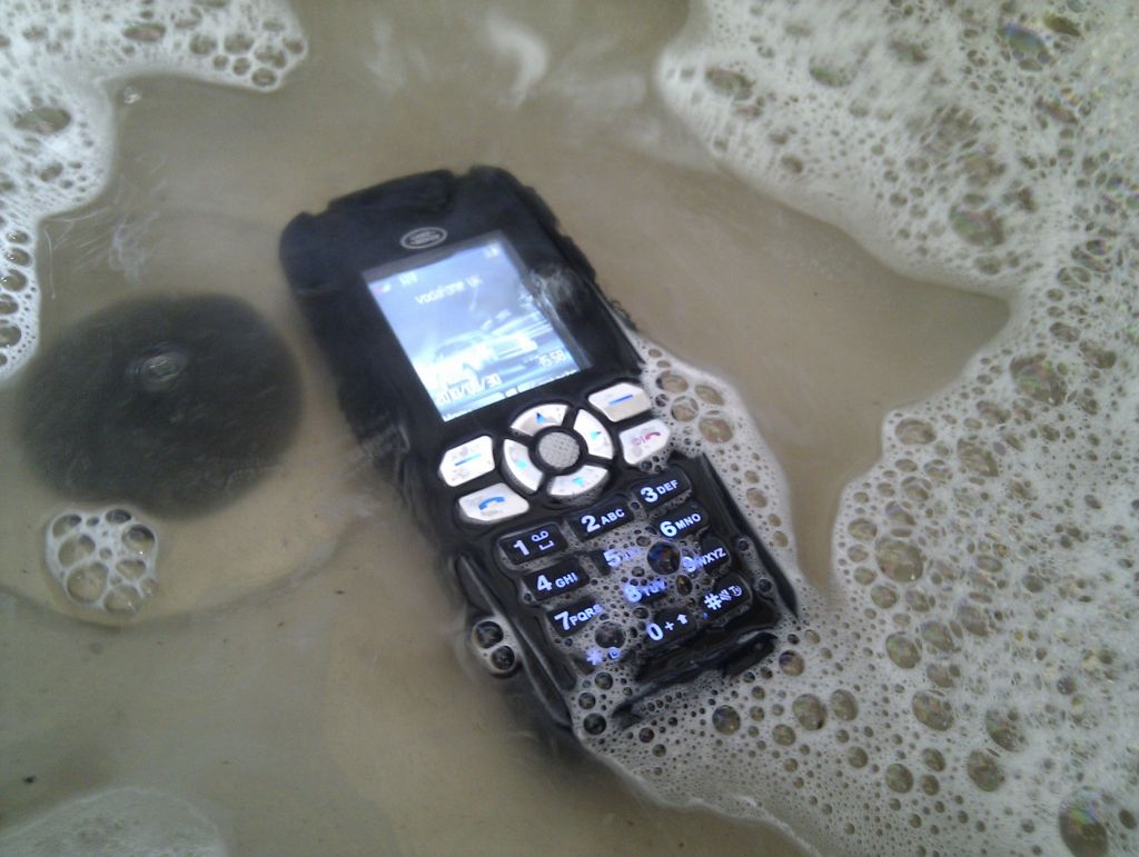 móvil en el agua, móviles