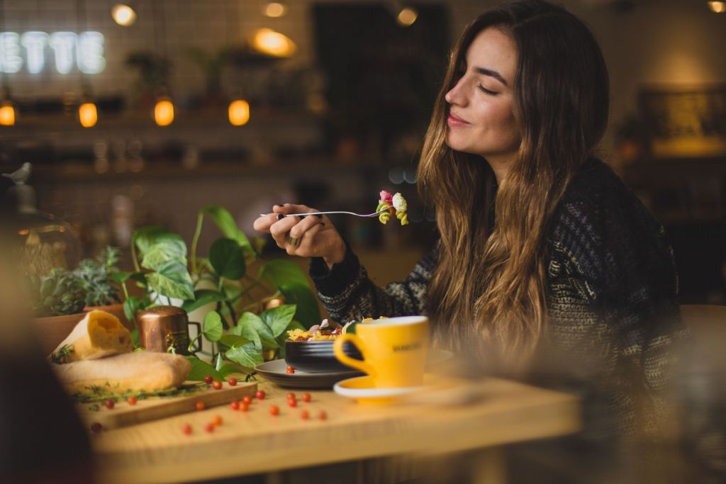 Comer mucho por la noche, dieta, gimnasio