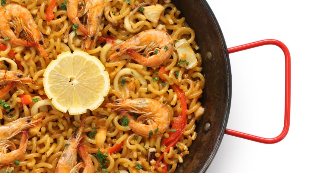 Cómo hacer una fideuá de escándalo que le da mil vueltas a la paella