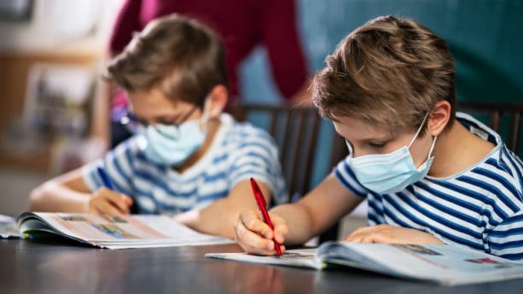 Cómo evitar que tu hijo se confunda de mascarilla en el colegio