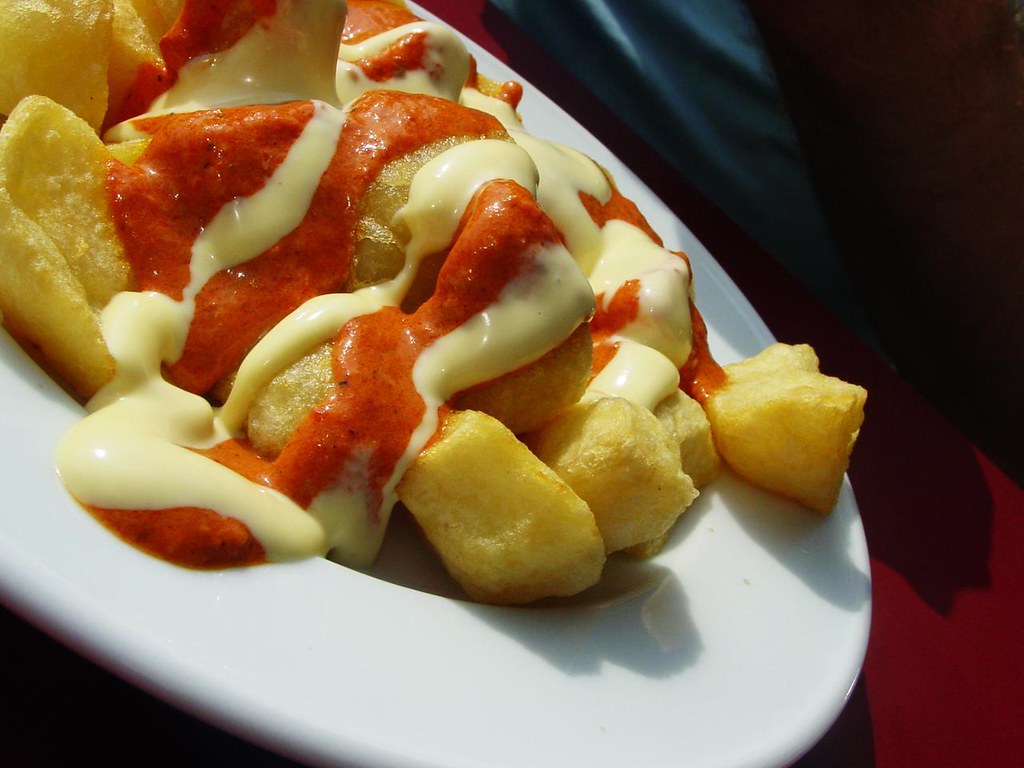 Cómo preparar en casa unas patatas bravas de absoluto escándalo
