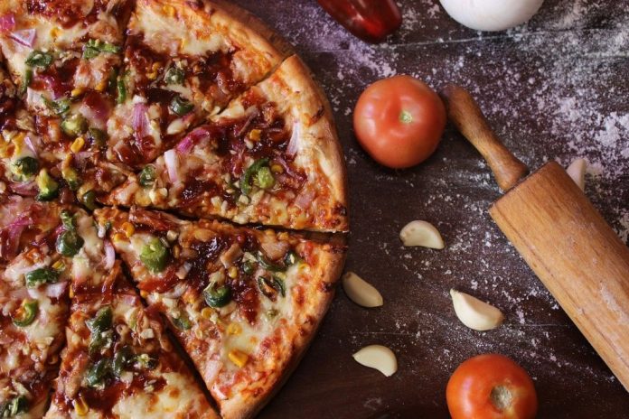 cómo hacer pizza al microondas casera en cinco minutos saludable