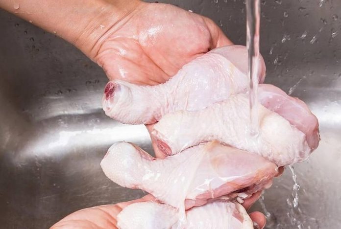 problemas salud lavar pollo