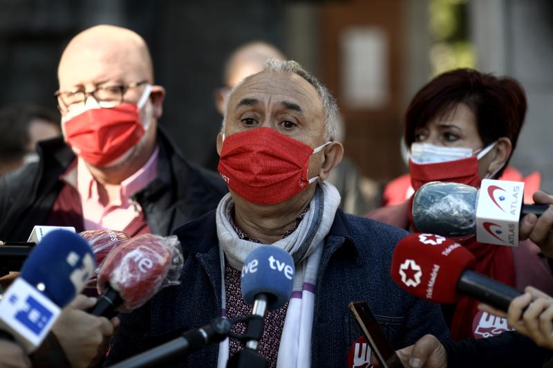 Álvarez (UGT) cree que «no es el momento» de subir el diésel