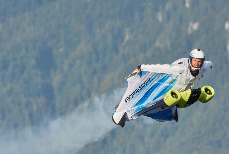 BMW desarrolla un traje de alas con motor eléctrico para volar a 300 kilómetros por hora