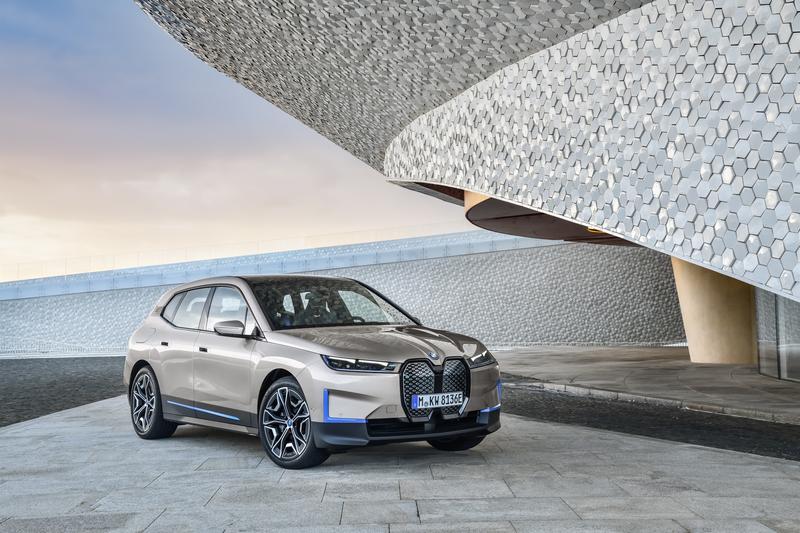 BMW se «reinventa» y muestra las primeras imágenes del iX, que llegará en 2021 con hasta 500 caballos