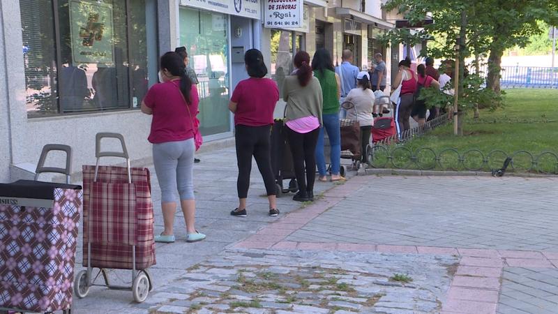 Los españoles sufrieron la tercera mayor caída de la renta disponible de la OCDE