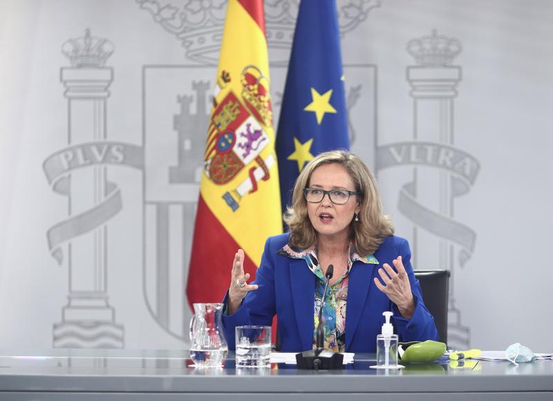 Calviño recuerda que los supervisores aconsejan las fusiones