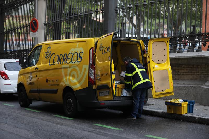 Hacienda cierra un acuerdo con Correos para los servicios postales del Estado