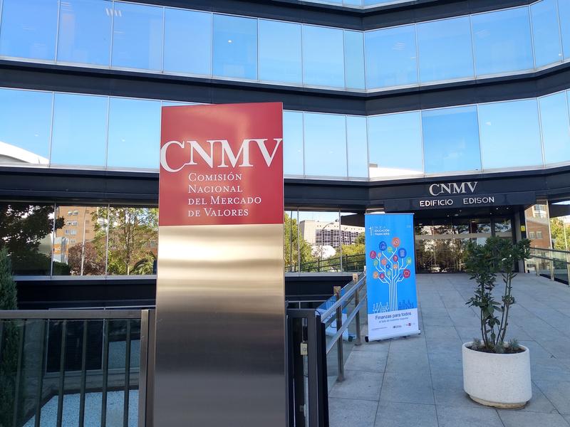 La CNMV advierte sobre más de 40 ‘chiringuitos financieros’ en el extranjero