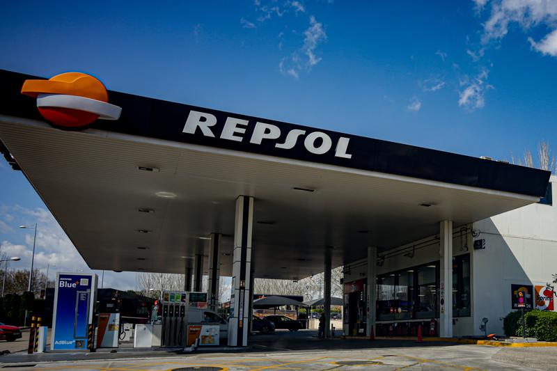 Repsol no podrá ampliar su red de gasolineras en 36 territorios el próximo año, al superar el 30% de cuota