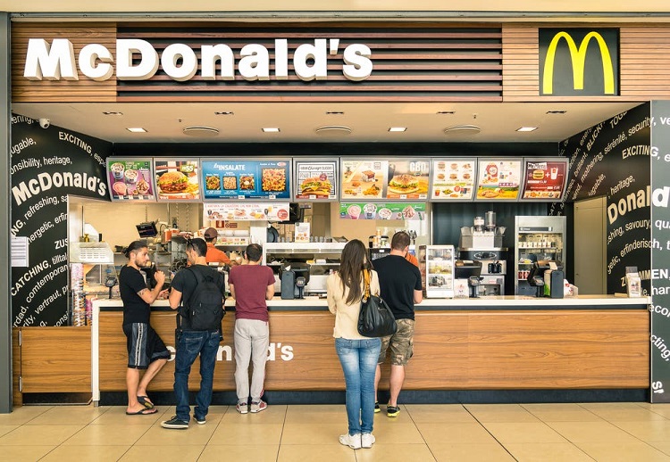 Jeff Bezos, Carl Lewis y «Luke Skywalker»: los famosos que trabajaron para McDonalds antes de ser lo que son