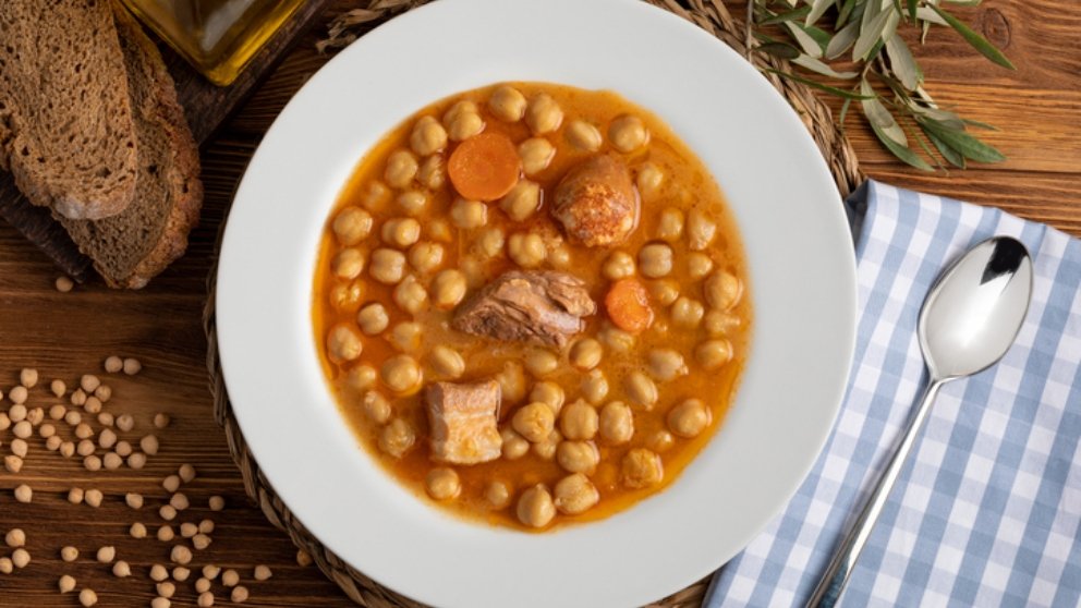 Cómo hacer un potaje riquísimo en 20 minutos con un bote de garbanzos