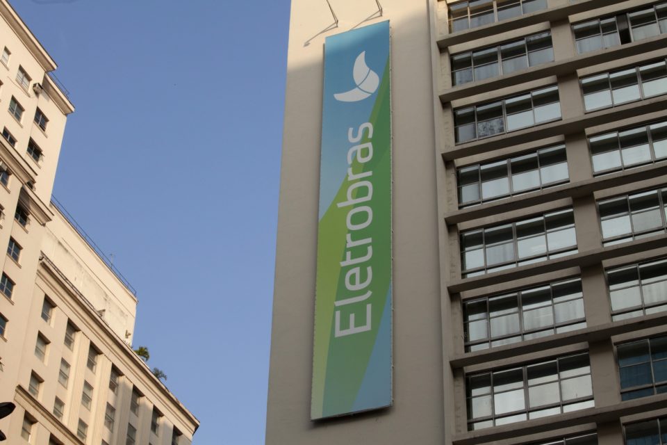 El Ejecutivo brasileño quiere privatizar Eletrobras y Correios en 2021