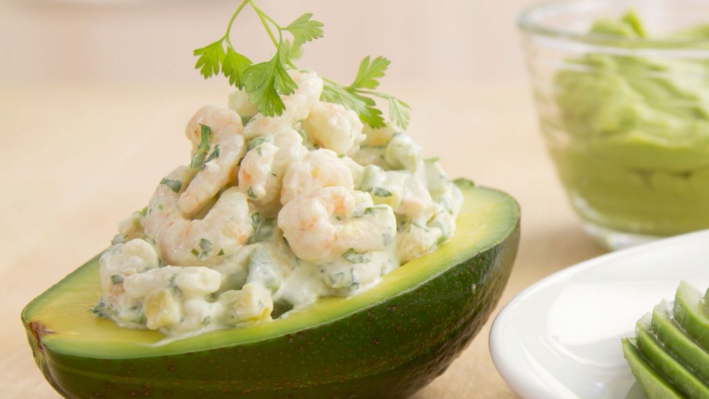 Aguacate relleno de gambas: así se hace la nueva receta estrella