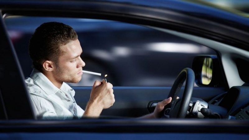 multa dgt por fumar en coche