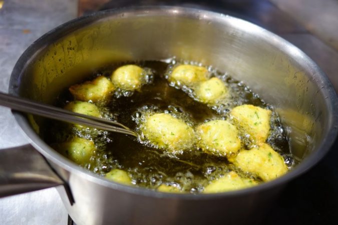 freir buñuelos bacalao