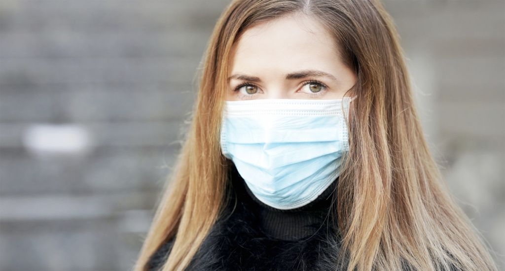 Por qué las mascarillas quirúrgicas no valen para nada en espacios cerrados