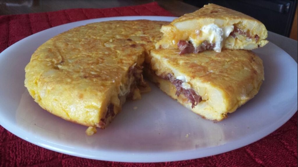 Tortilla de patatas: el truco para rellenarla de lo que más te guste