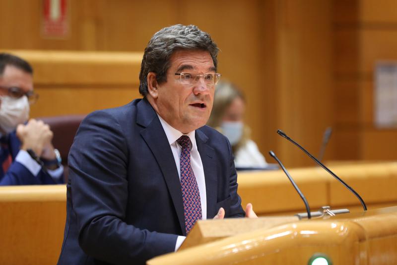 Escrivá dice que se debe reforzar el empleo en la Seguridad Social