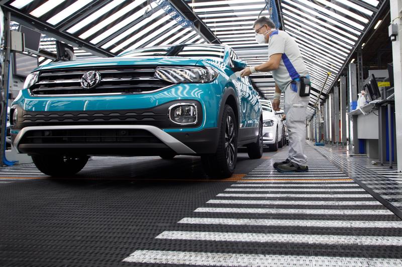 La dirección de Volkswagen Navarra y el 82,8% del comité firman el acuerdo para 2021