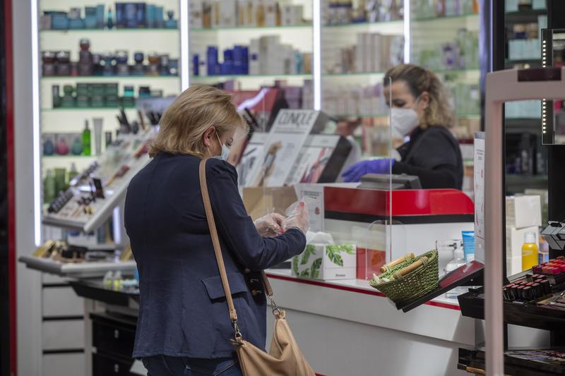 Dependientes, comerciales, empaquetadores y repartidores, los empleos más demandados para Navidad