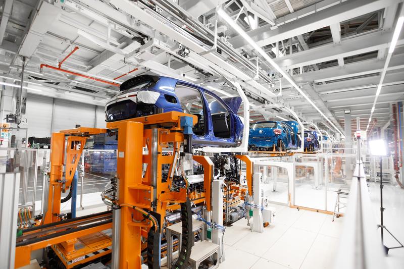 Volkswagen ajustará la producción en fábricas de todo el mundo