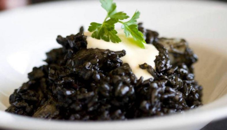 Arroz negro con calamares y alioli Merca2.es