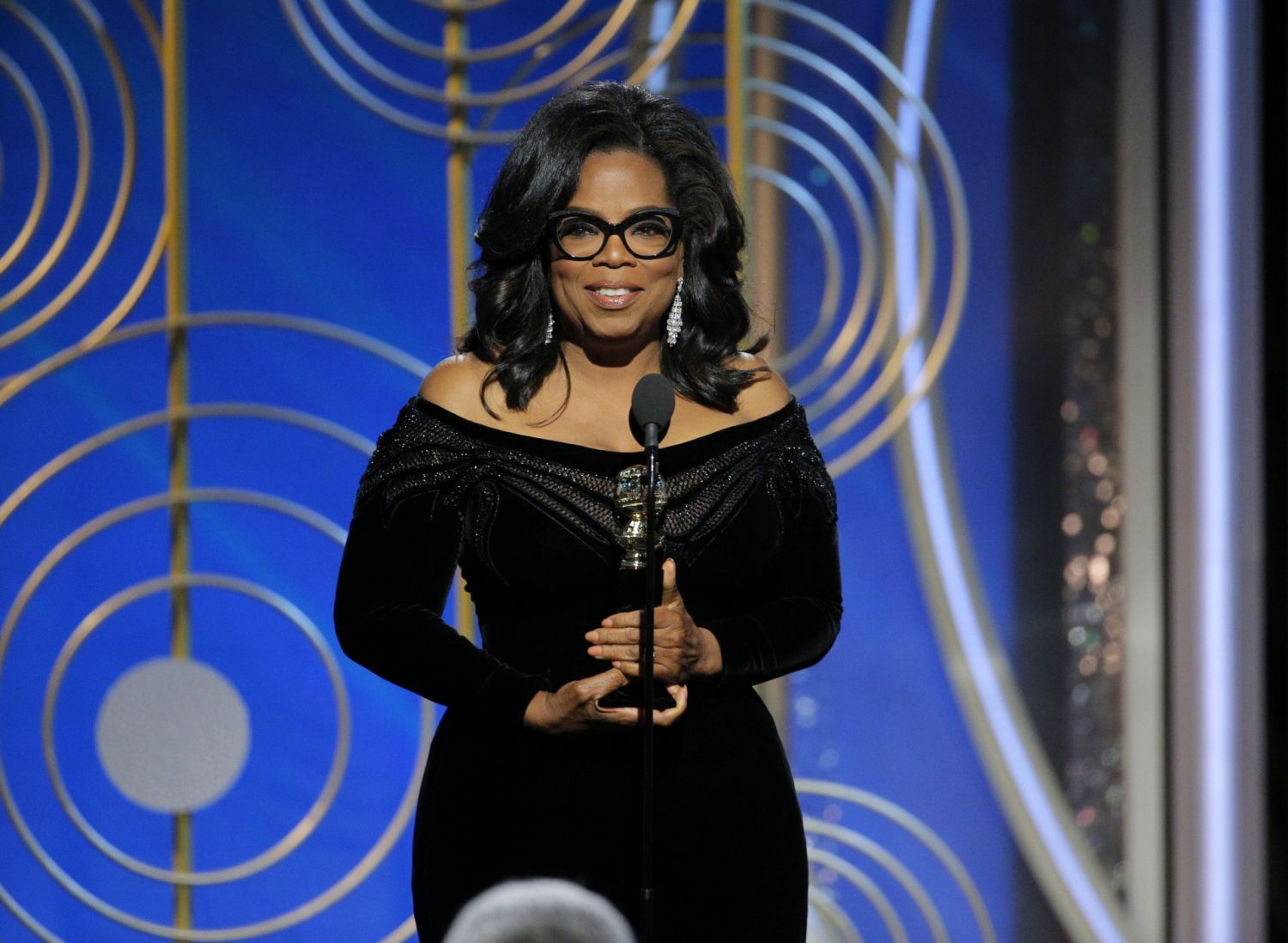 Oprah Winfrey icono de estilo y moda conoce como nadie sus formas y los colores que mejor le sientan